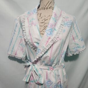 Vintage Serenity Pastel Floral Robe. White W Pink & Blue Flowers. Size Large.